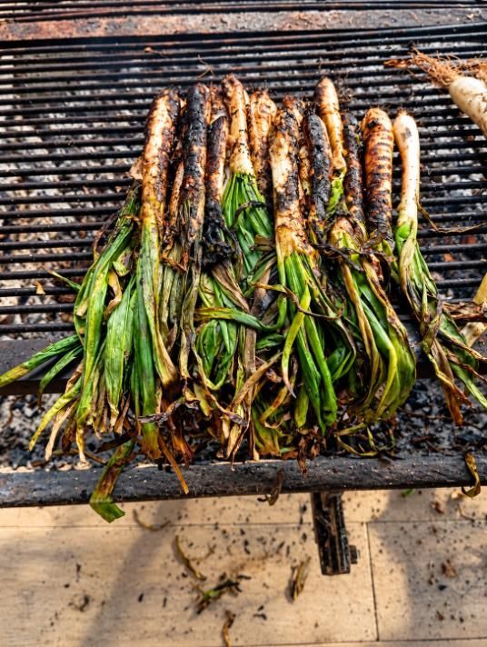 Cebolletas a la parrilla, doradas y con marcas negras de la parrilla