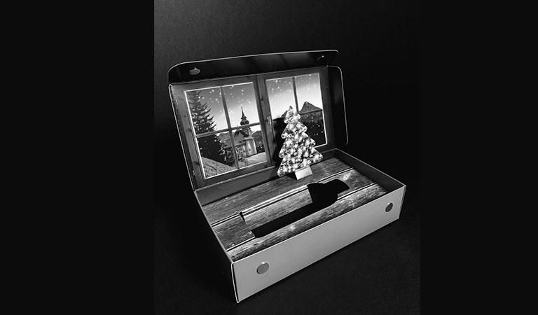 Eine Schachtel mit einem Bild eines Weihnachtsbaums darauf