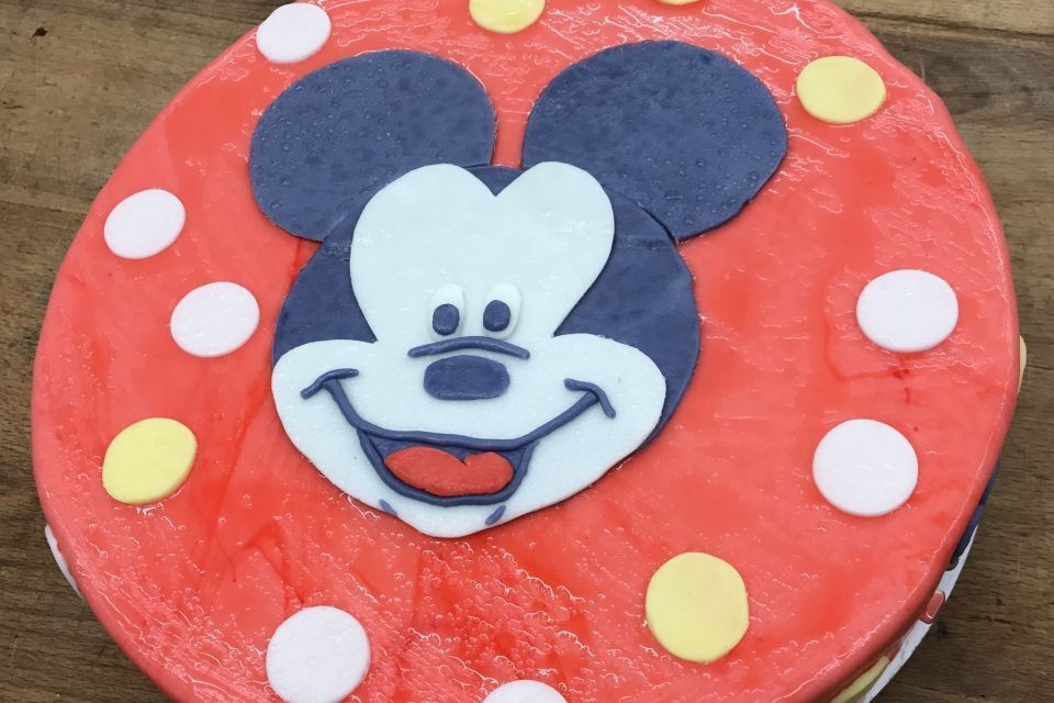 Dekorierte Torte mit Mickeys Gesicht