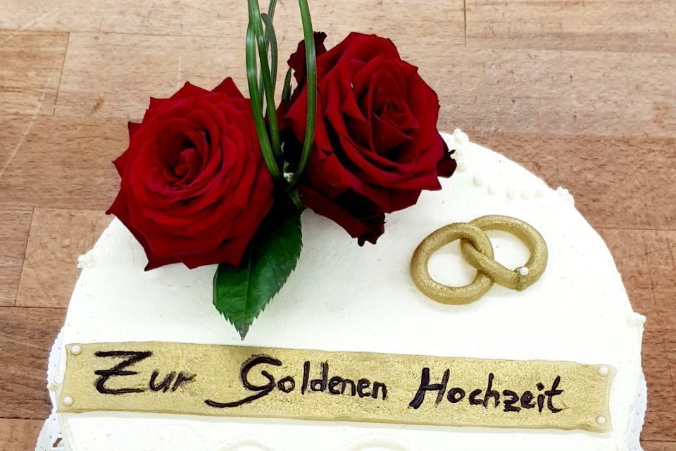 Dekorierte Torte zur Goldenen Hochzeit zur Goldenen Hochzeit