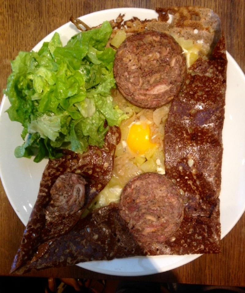 Galette andouille salade