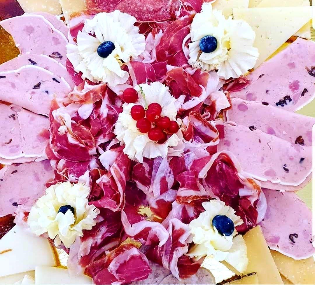 Un primer plano de un plato de comida con flores encima.