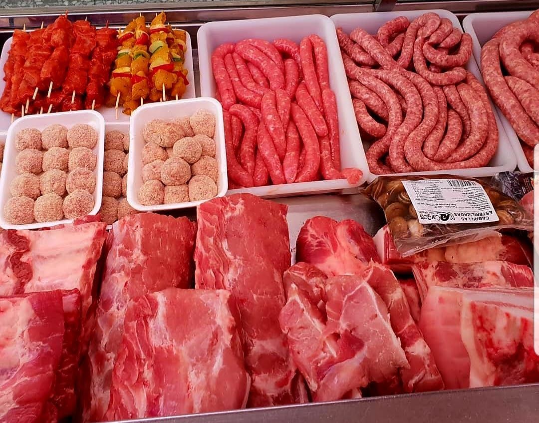 En una carnicería se exponen una gran variedad de carnes y embutidos.