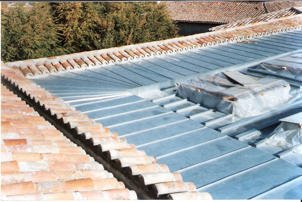 Un techo con muchas tejas y un techo de metal.
