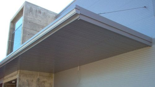 Un edificio con un dosel en el costado.