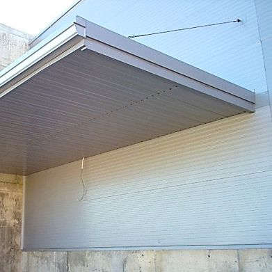 Un edificio con un dosel en el costado