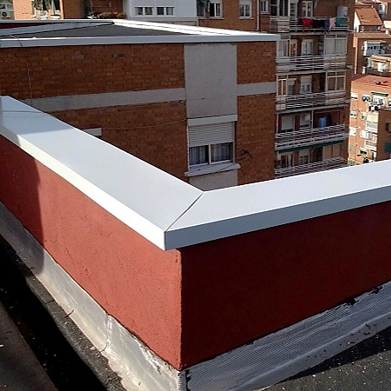 Un edificio de ladrillo con una moldura blanca en el lateral.