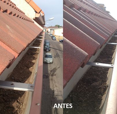 Una foto de antes y después de una canaleta en un tejado.