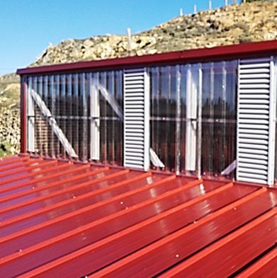 Un techo rojo con persianas blancas.