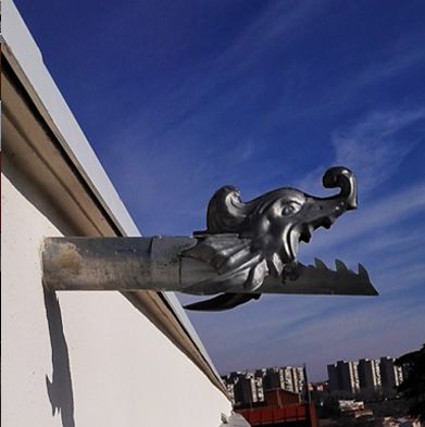 Una estatua de un dragón en el costado de un edificio