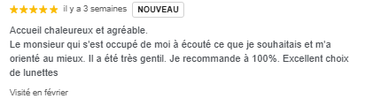 Un avis en ligne cinq étoiles louant un accueil chaleureux et un service serviable de la part d'un opticien, et soulignant un excellent choix de produits.