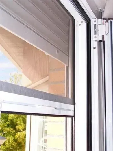 Un primer plano de una ventana con una mosquitera.