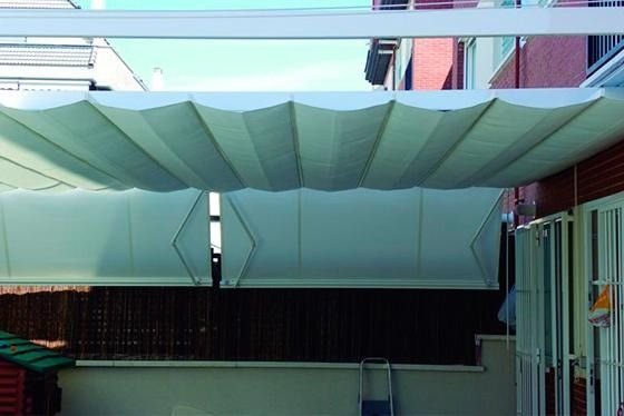 Un toldo blanco cuelga del techo de un edificio.