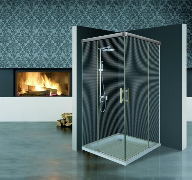 Una cabina de ducha con una chimenea al fondo