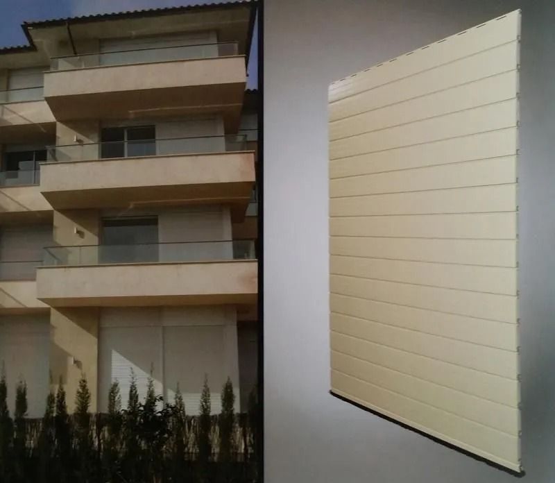 Una imagen de un edificio al lado de una imagen de una puerta