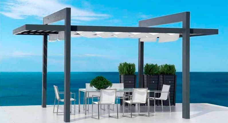 Dos espacios exteriores. Uno es un patio con techo retráctil. El otro es una gran vela de sombra blanca.