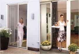 Dos mujeres junto a las puertas del patio, que tienen mosquiteras retráctiles integradas. Una mujer está en el patio, la otra dentro de la casa.