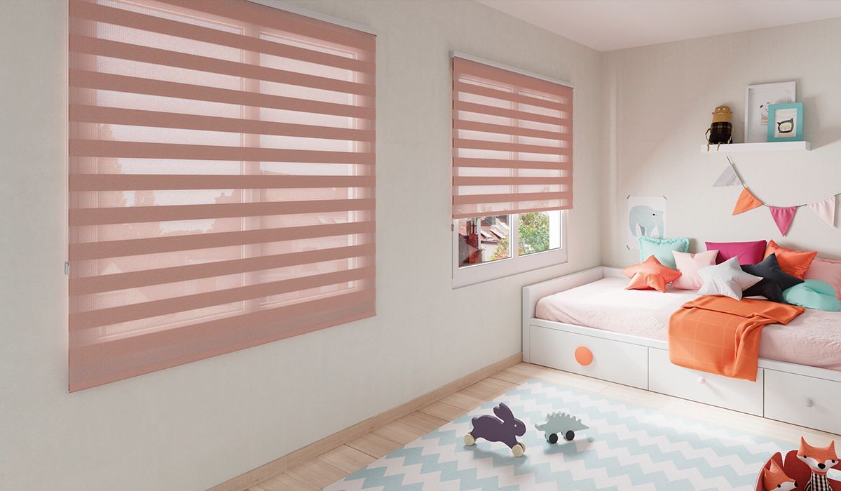 Un dormitorio infantil con cama, juguetes y persianas rosas.