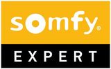 El logotipo de Somfy Expert es amarillo y negro.