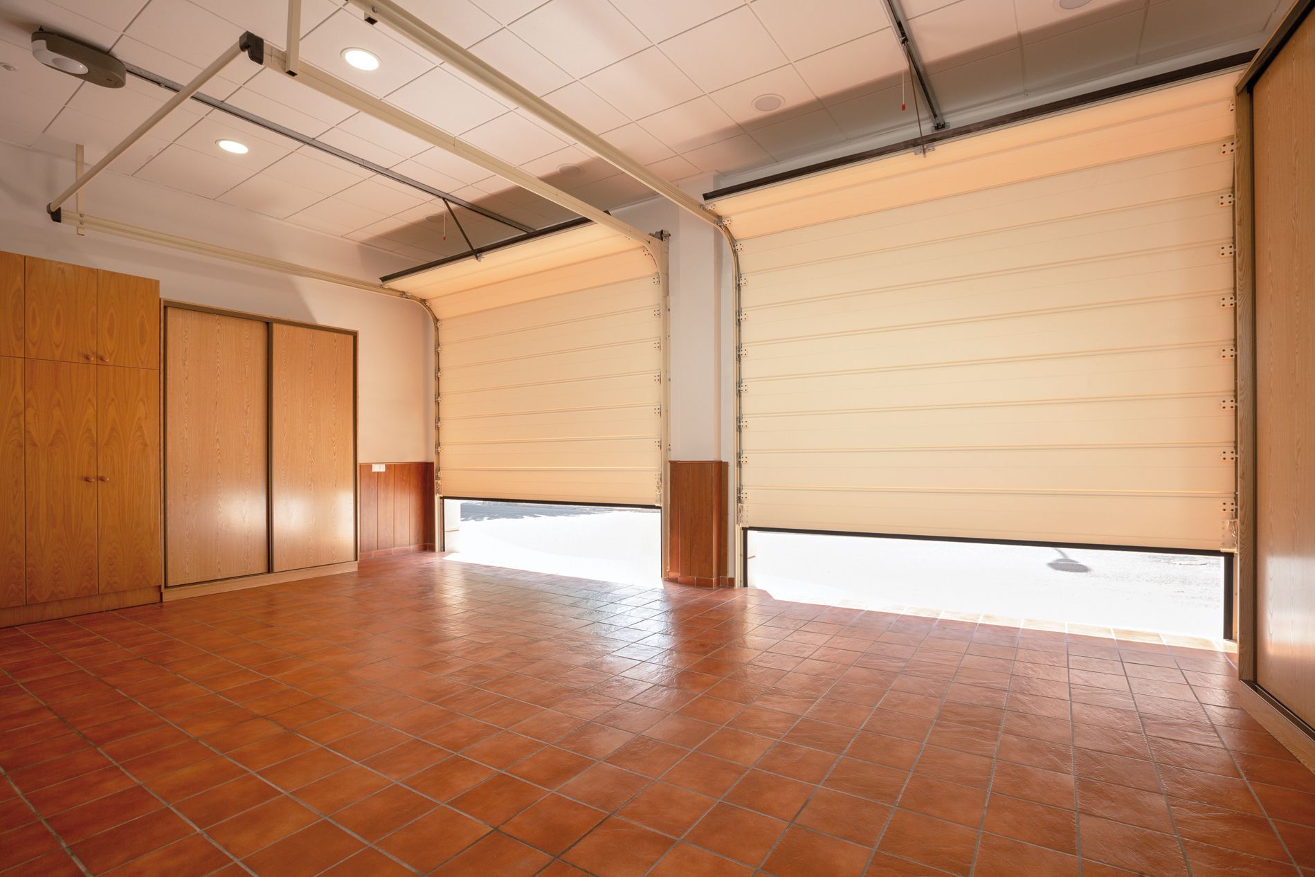 Un garaje vacío con dos puertas de garaje abiertas