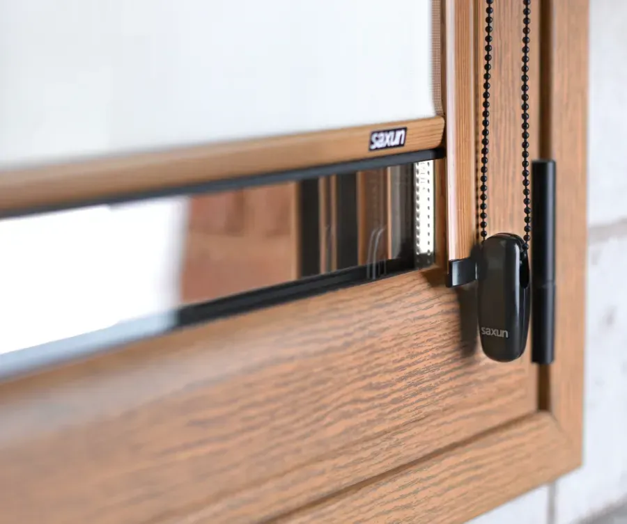 Un primer plano de una ventana de madera con una cadena atada a ella.