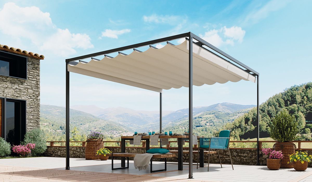 Una pérgola con una mesa y sillas debajo en un patio.