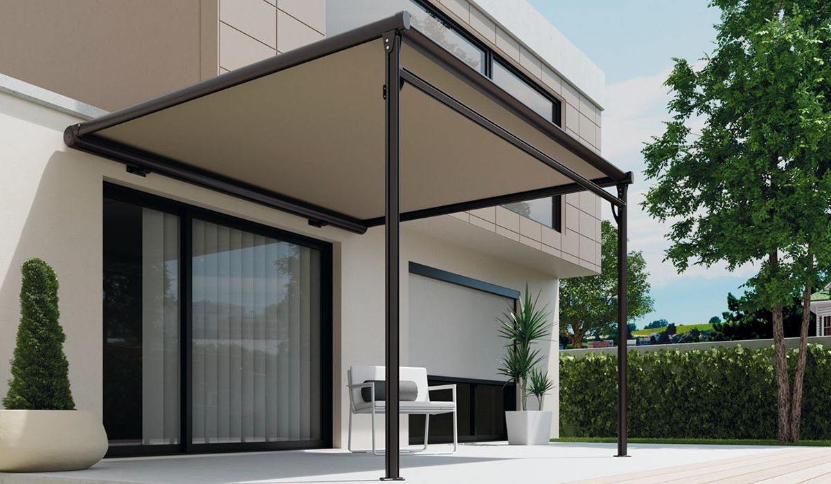 Una casa con un patio con un dosel encima