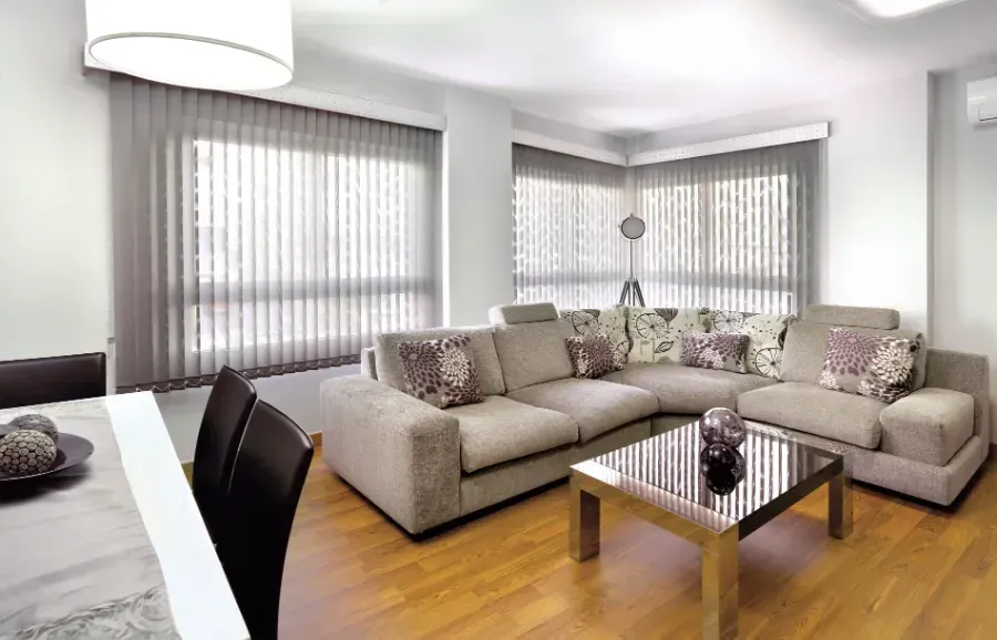 Una sala de estar con un sofá y una mesa de café.
