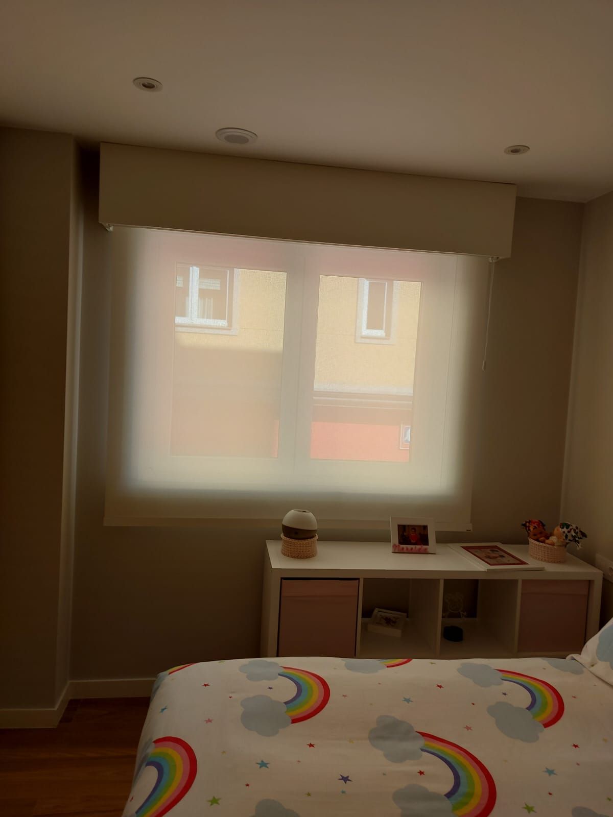 Un dormitorio con una cama y una ventana con persianas.