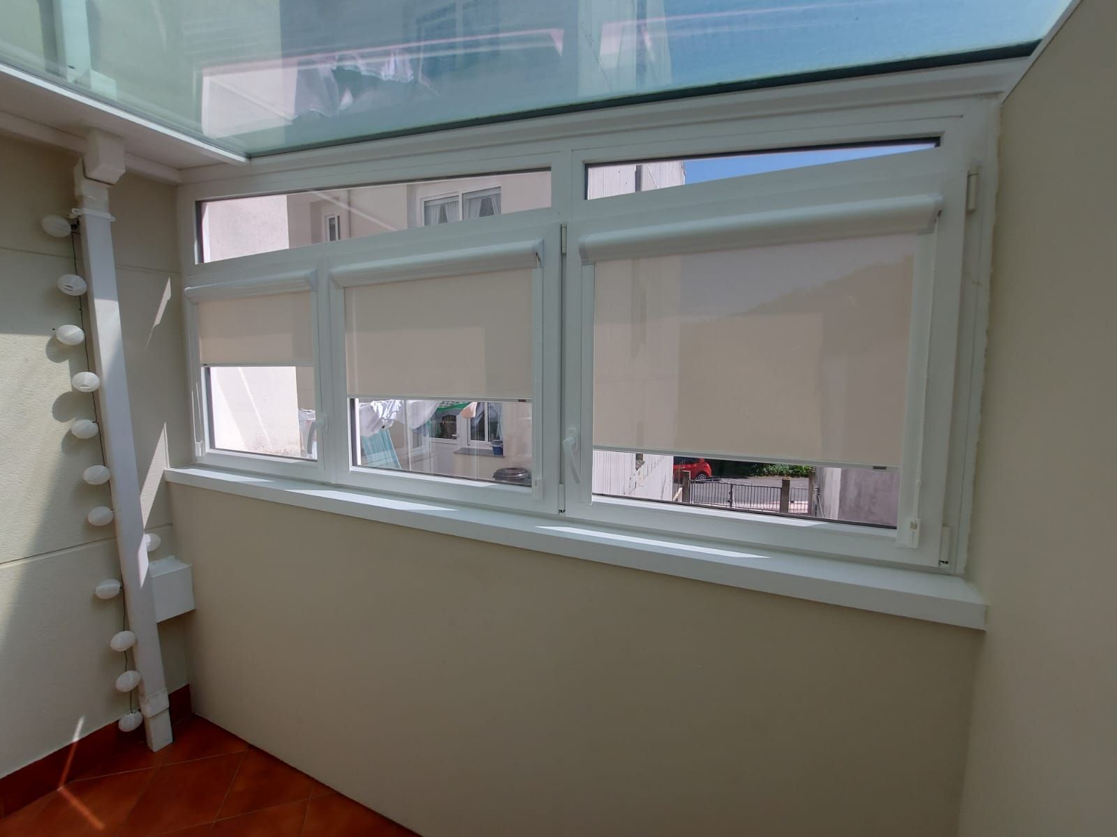 Una habitación con muchas ventanas y un techo de cristal.