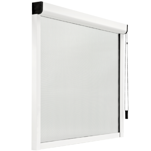 En una ventana hay una persiana blanca con una cadena atada a ella.