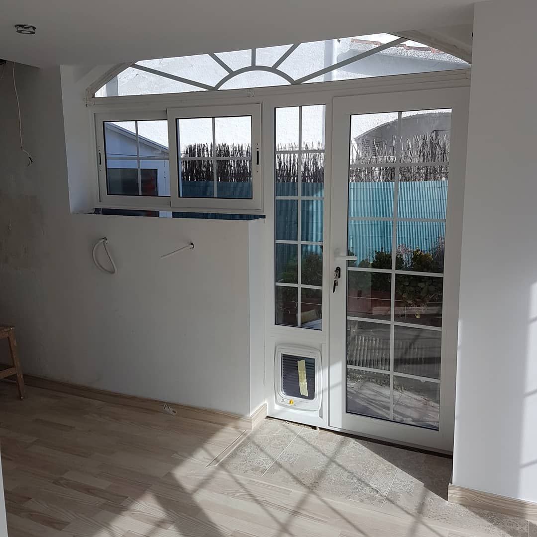 Una habitación con una puerta corrediza de vidrio y una ventana.