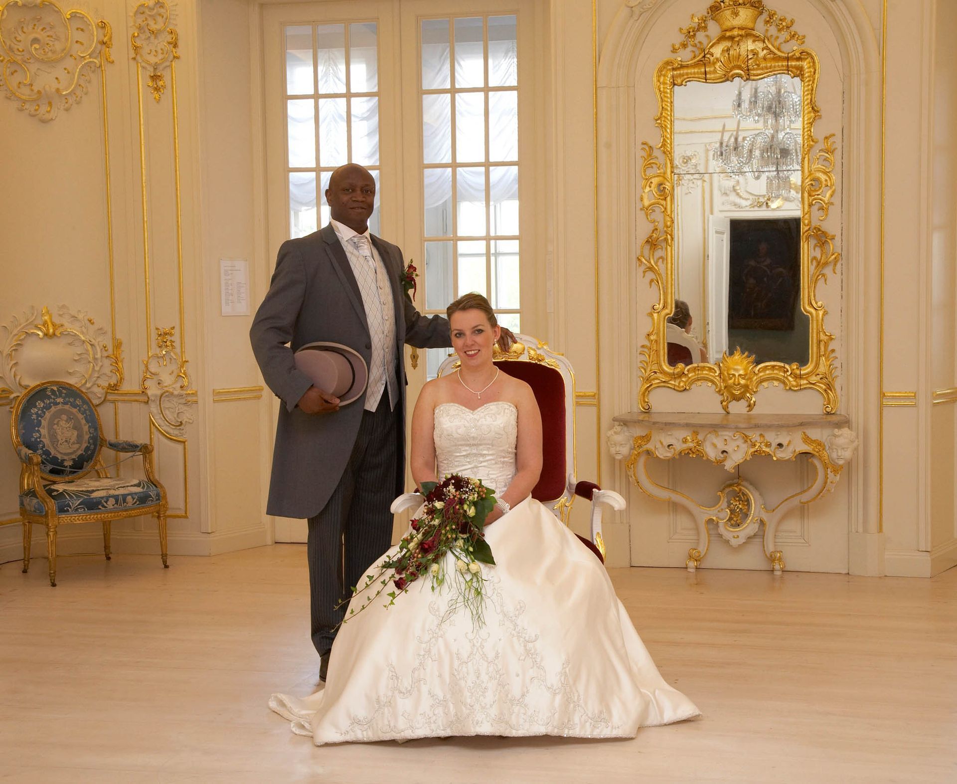 Eine Braut und ein Bräutigam posieren für ein Foto in einem Raum