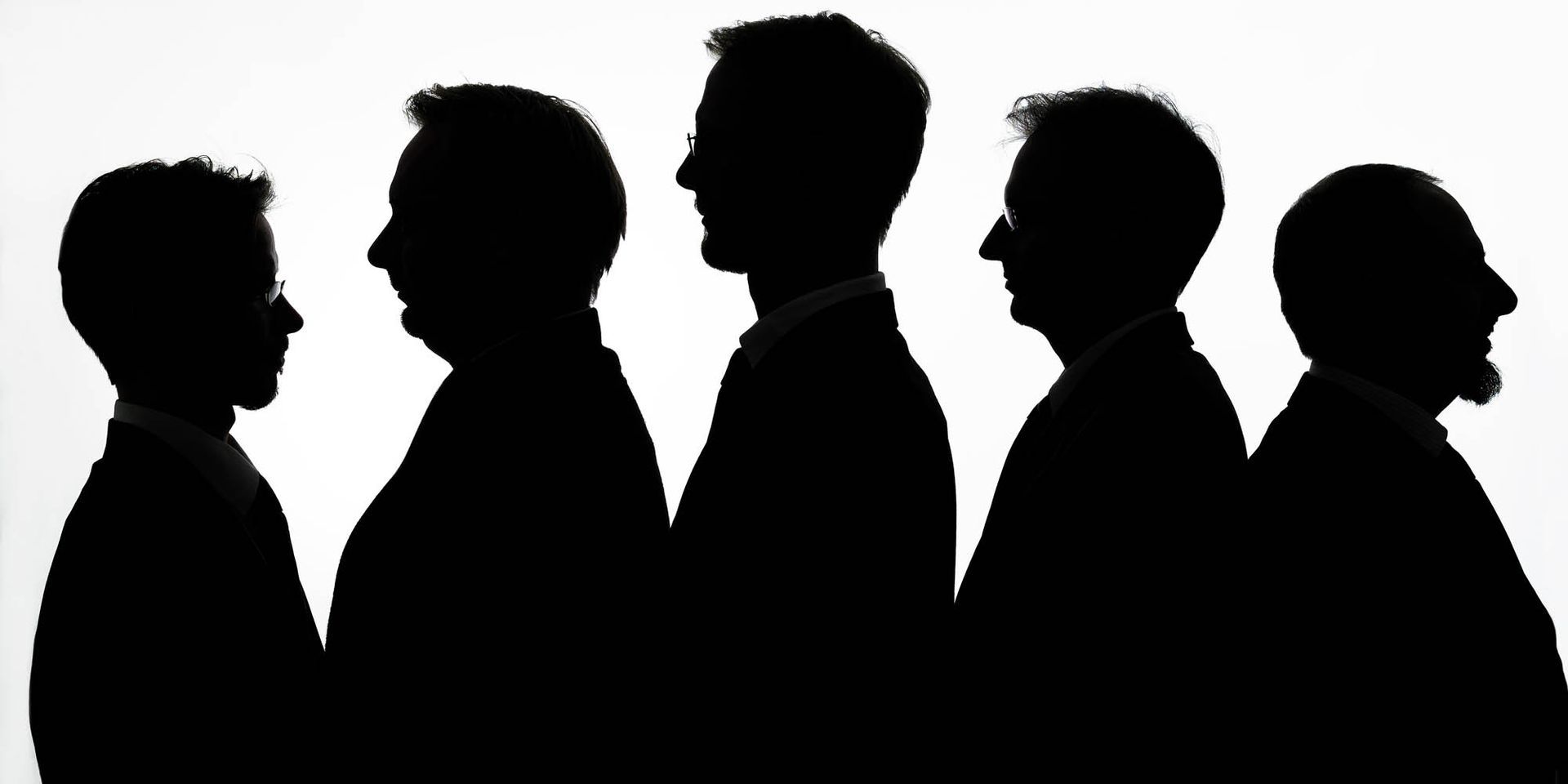 Eine Silhouette einer Gruppe von Menschen, die nebeneinander stehen