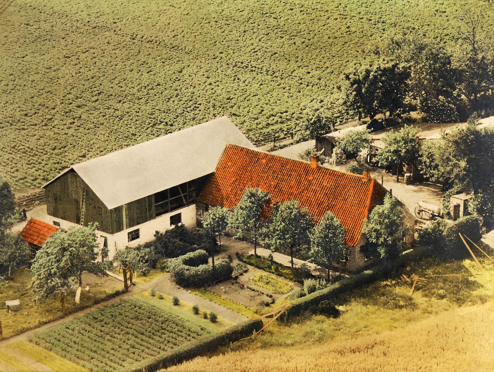 Eine Luftaufnahme einer Farm mit einem roten Dach