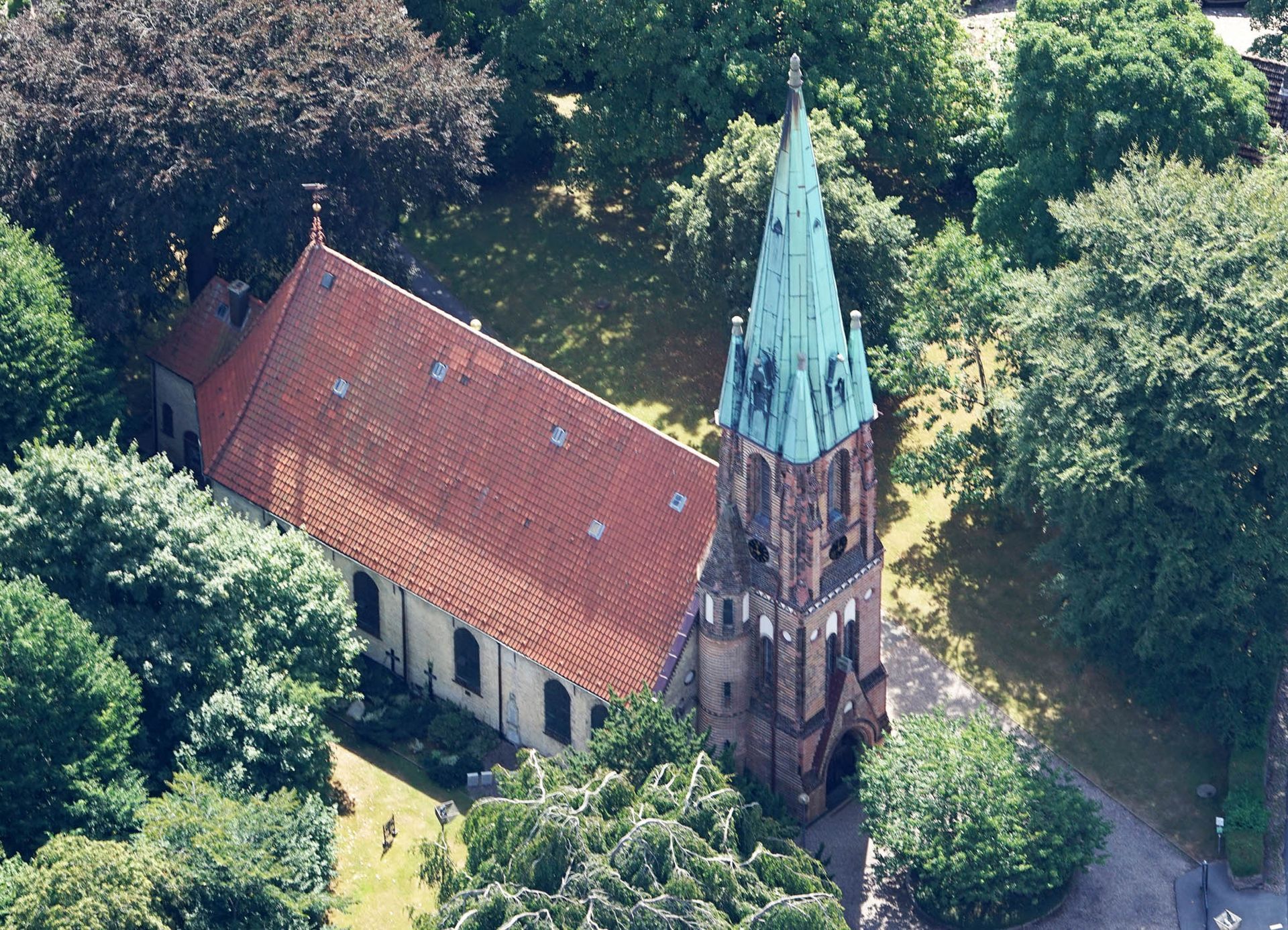 Eine Luftaufnahme einer von Bäumen umgebenen Kirche