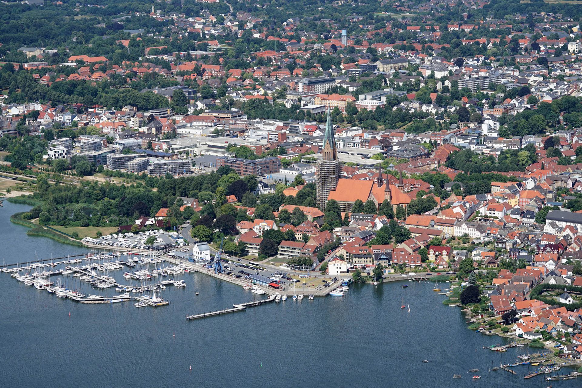 Eine Luftaufnahme einer von Wasser umgebenen Stadt