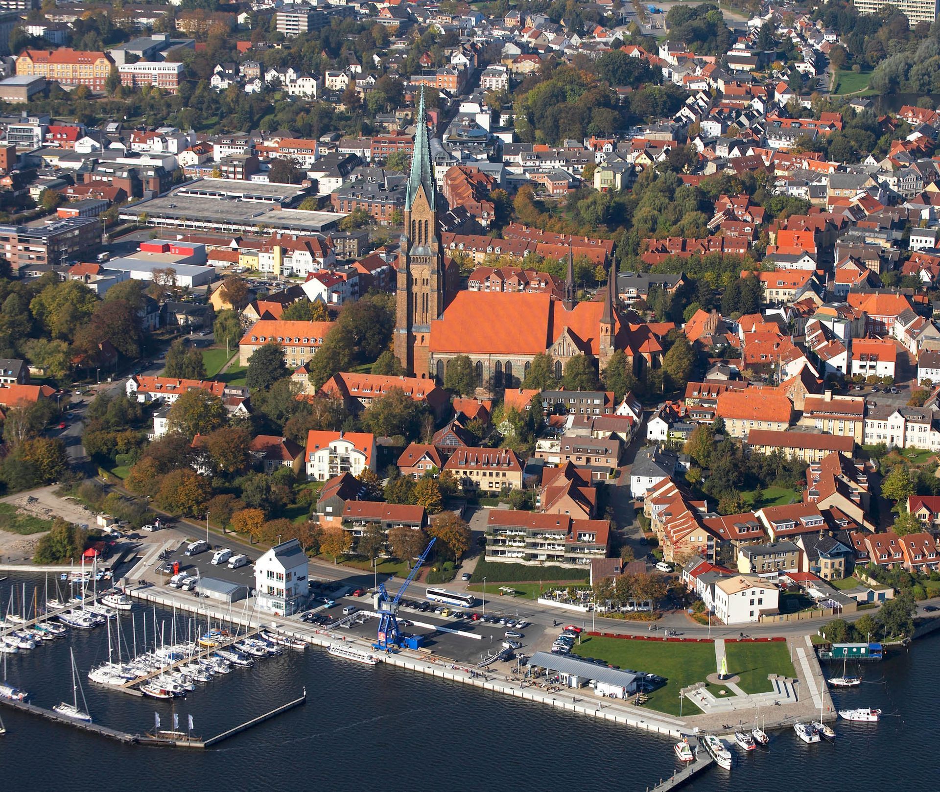 Eine Luftaufnahme einer Stadt mit einer großen Kirche in der Mitte