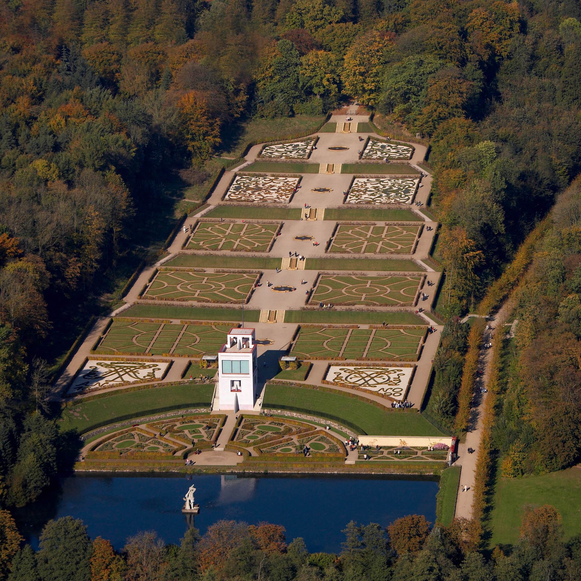 Eine Luftaufnahme eines großen Gartens mit einem Teich in der Mitte