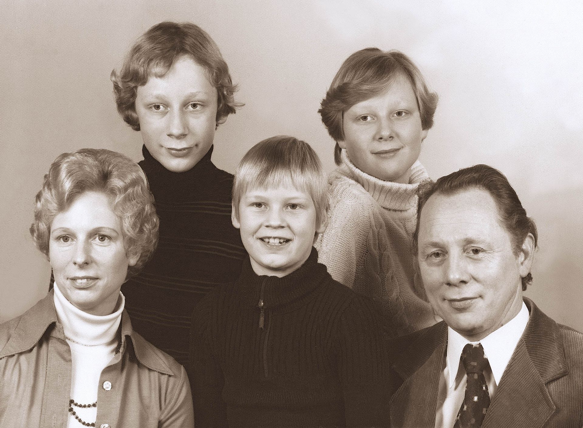 Ein Schwarzweißfoto einer Familie, die für ein Foto posiert