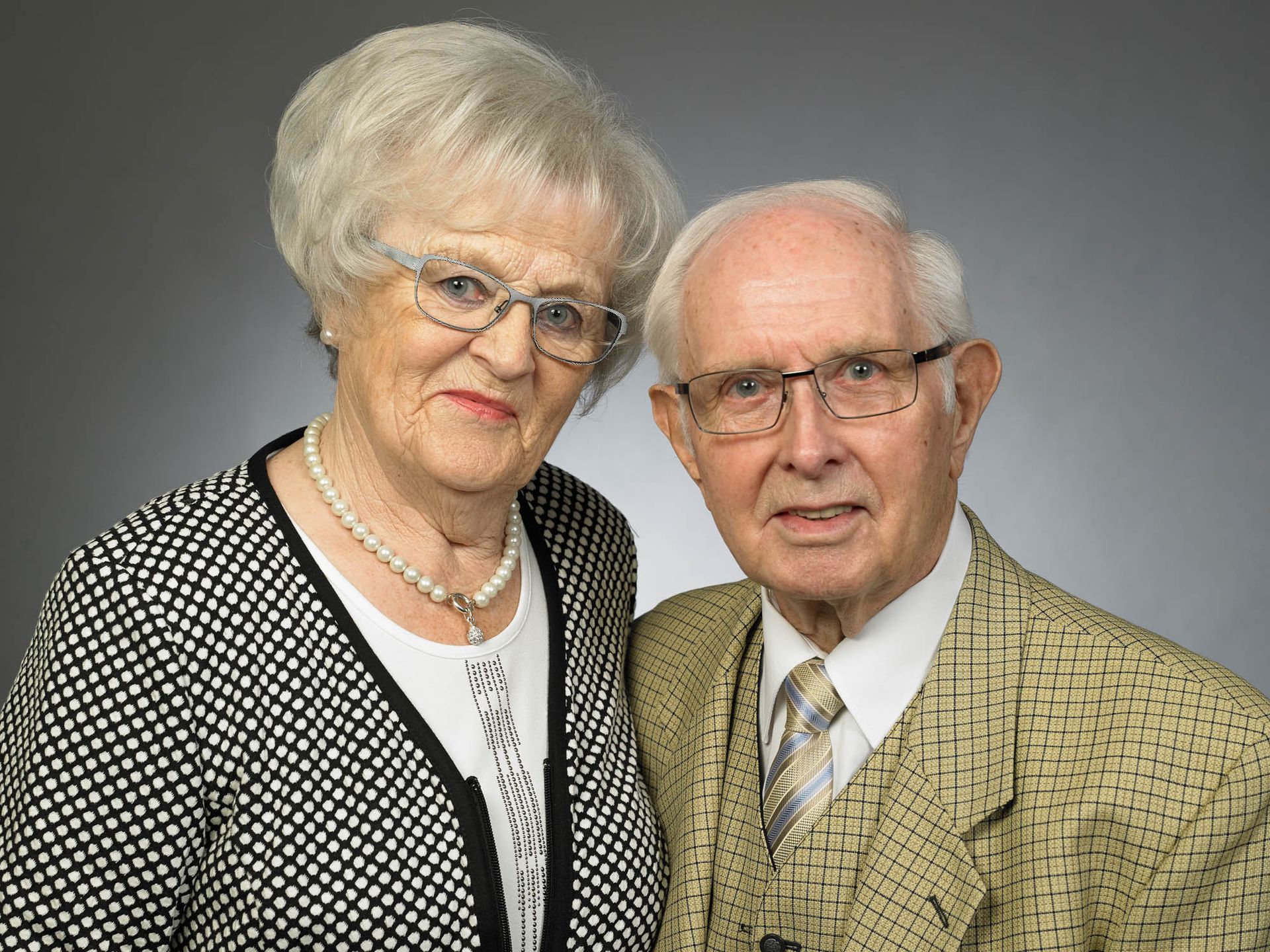 Ein Mann und eine Frau posieren zusammen für ein Foto.