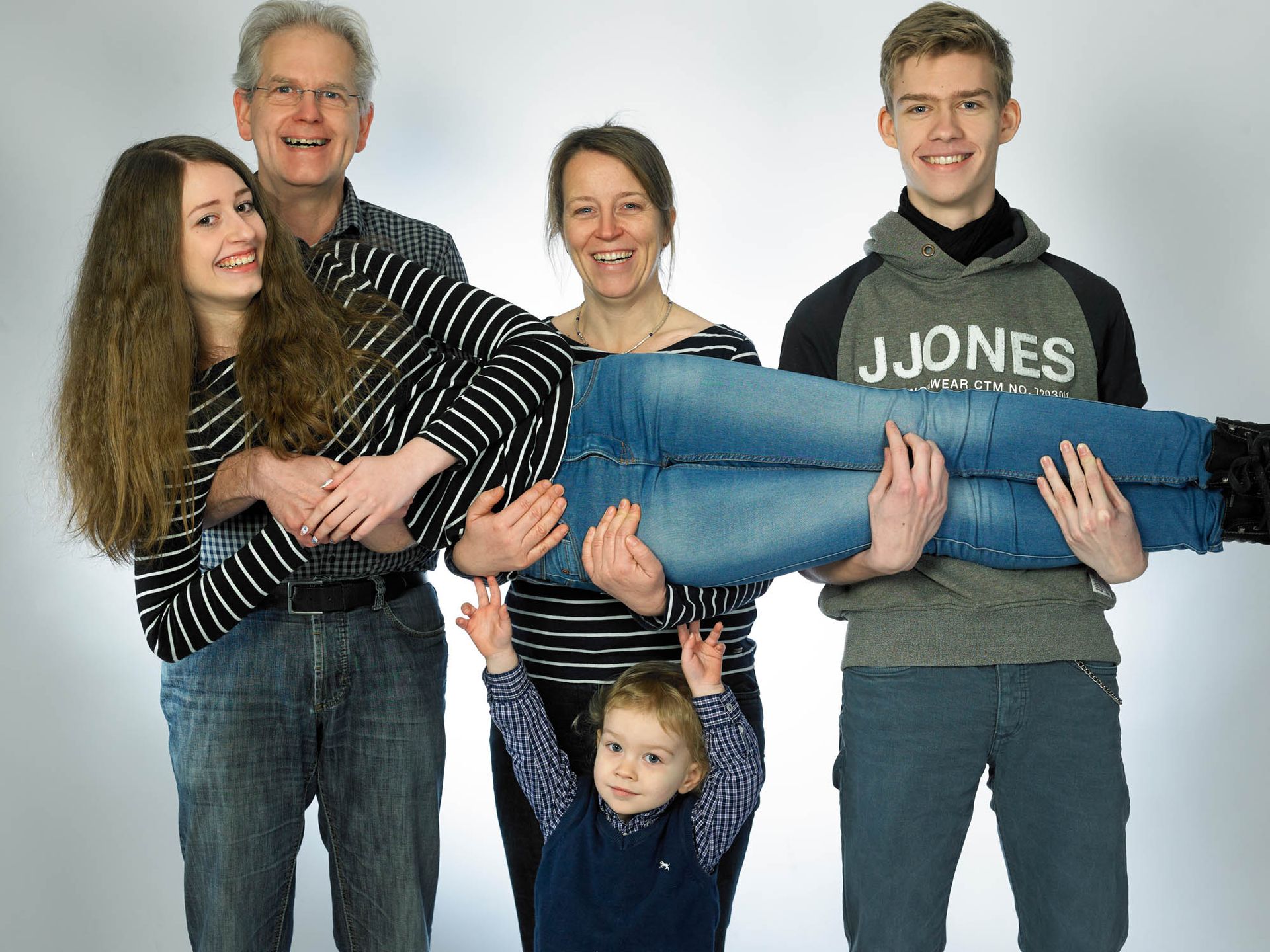 Ein Mann in einem Jjones-Sweatshirt hält eine Frau in seinen Armen