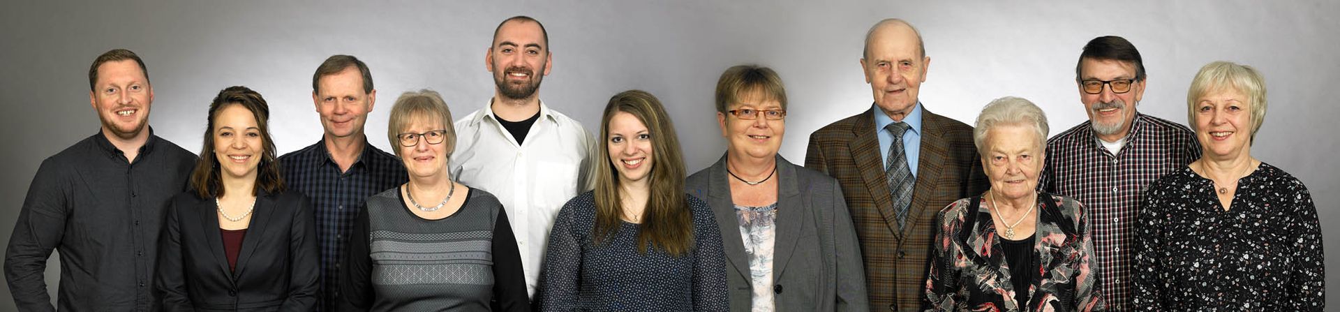 Eine Gruppe von Menschen posiert gemeinsam für ein Foto.