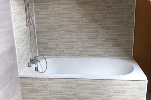 Baignoire dans une salle de bains