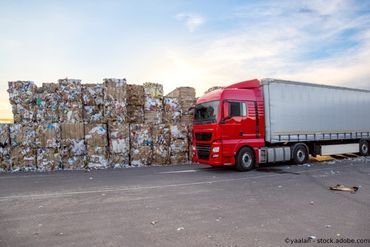 Hermann Arend GmbH Containerdienst Lkw vor Stapeln an Papiermüll