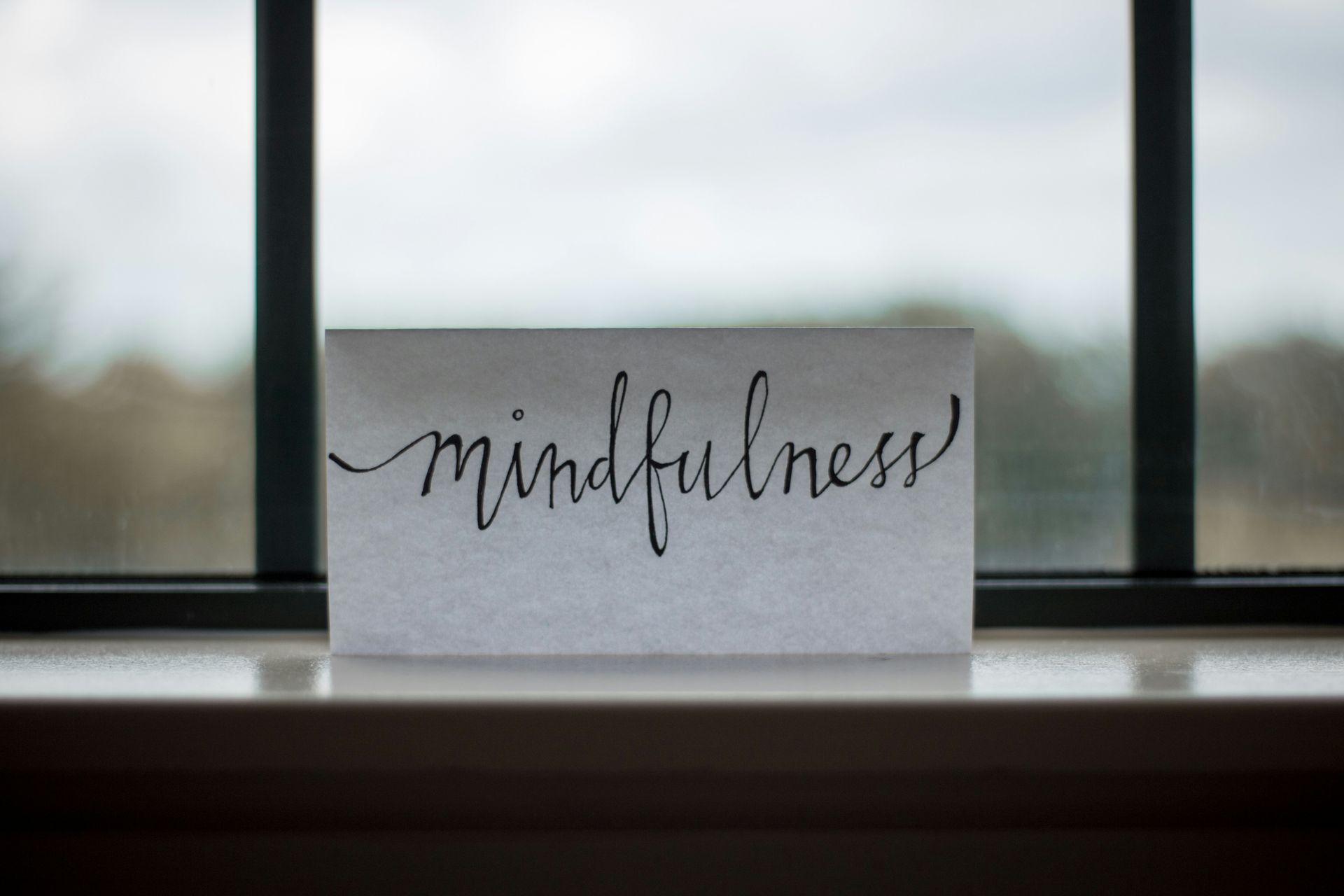 Achtsamkeit Karte vor einem Fenster, im Meditationskurs Würzburg, Meditieren lernen,