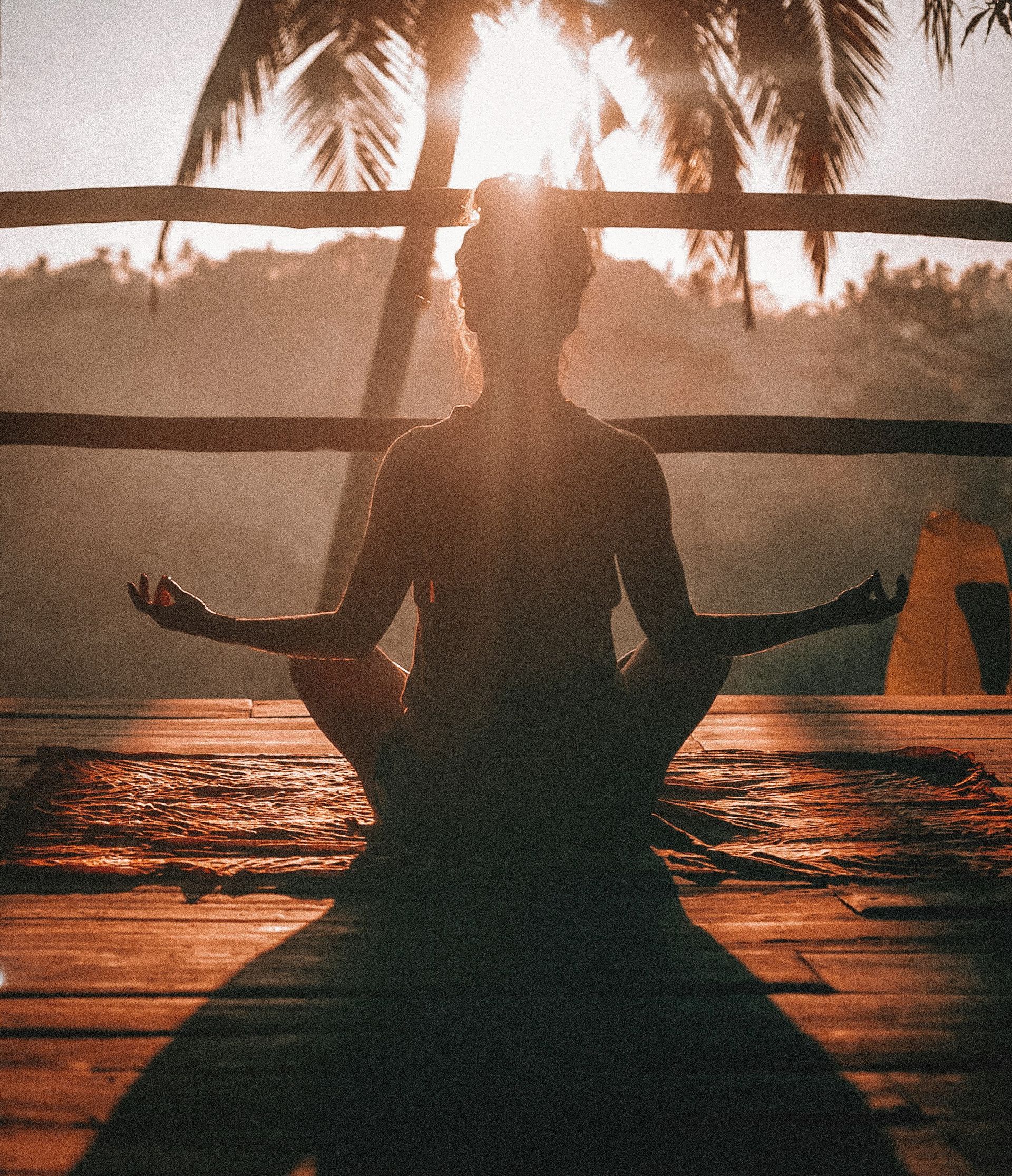 meditierende Frau im Gegenlicht, Meditation in Würzburg