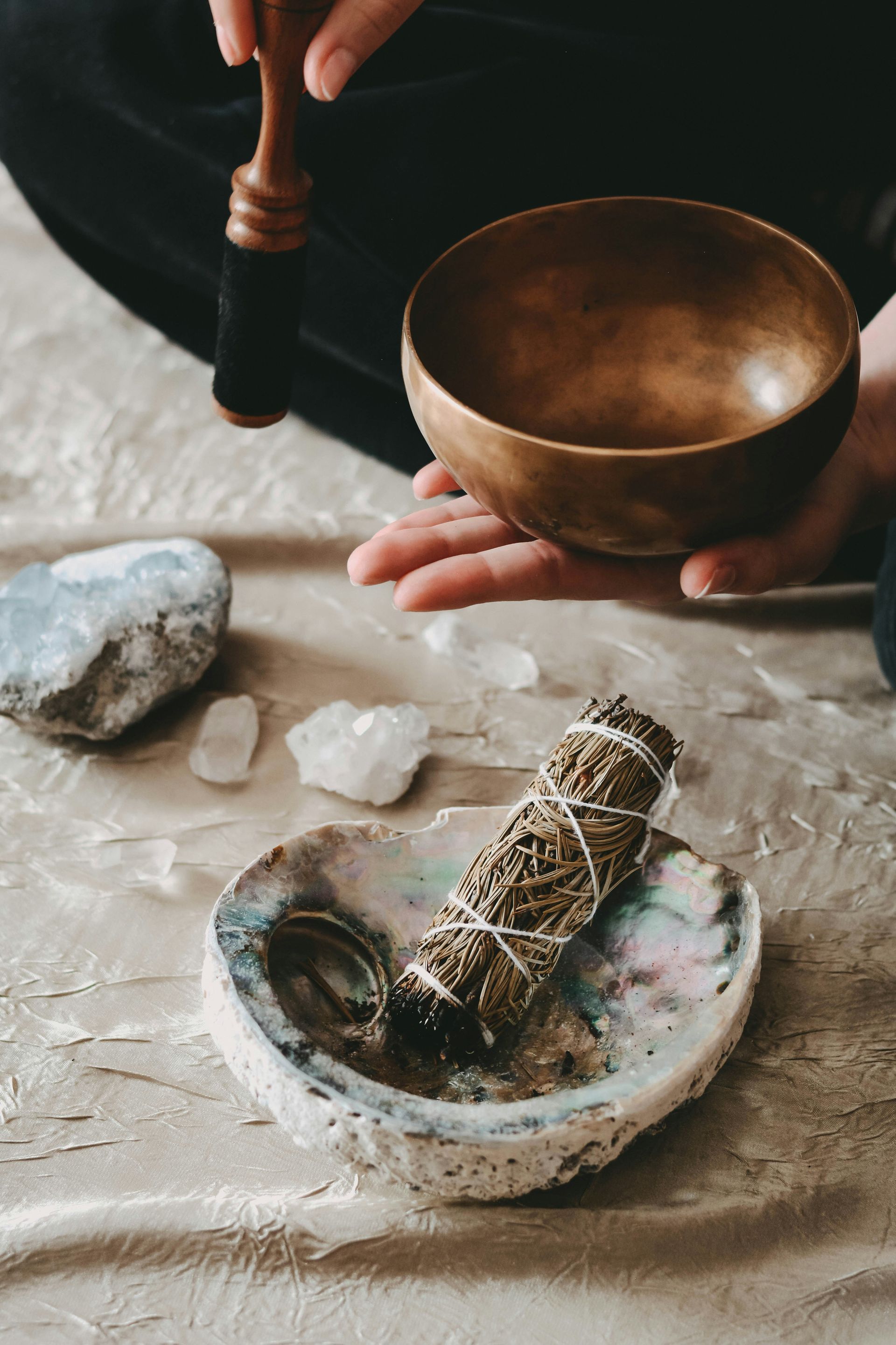 Klangschale mit Räucherbündel, Reiki Sitzung als ganzheitliche Erfahrung