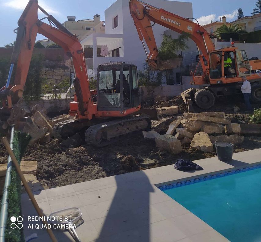 Se está utilizando un Redmi Note 8t para tomar una fotografía de un sitio de construcción.