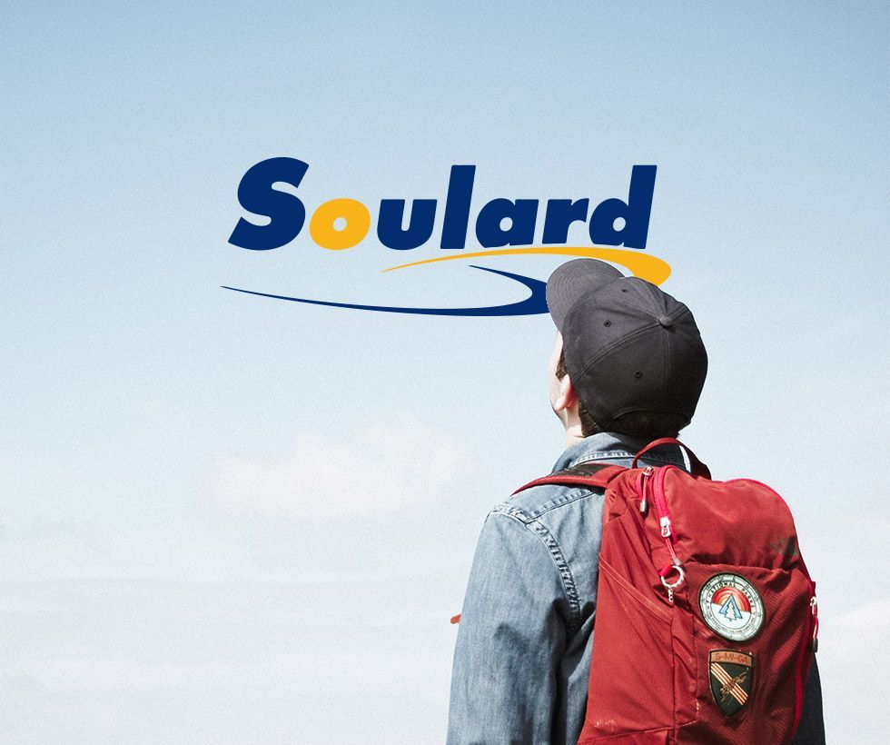 Logo Soulard avec un jeune homme de dos portant un sac à dos et une casquette..